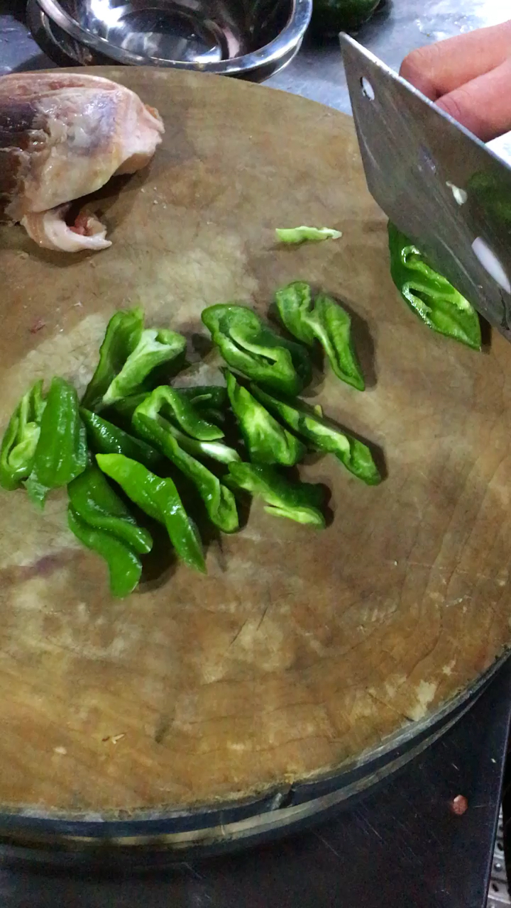 食神大pk#厨师教你辣椒怎么切滚刀块