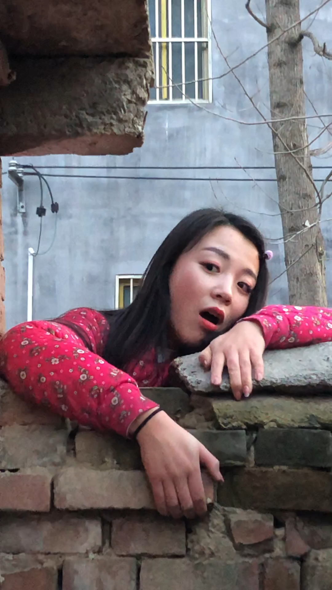 花痴女爬墙头偷看男神