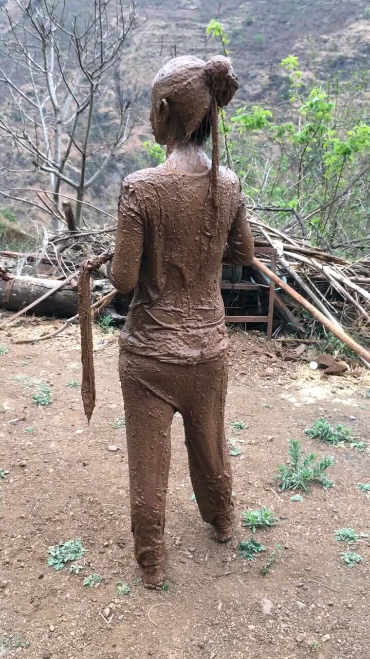 泥巴糊的太多裤子都快掉了