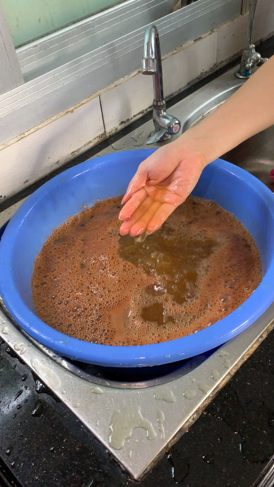 好脏的水,你家水管真要洗洗澡了这么脏你还敢喝吗?