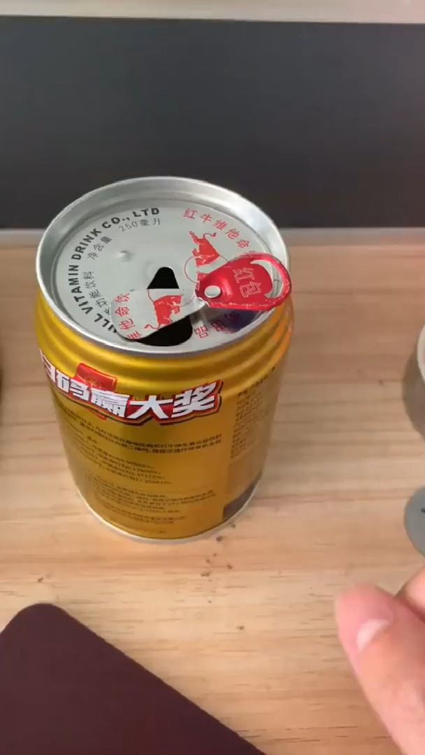 口渴买了瓶红牛,拉开拉环后把我看愣了,这是中大奖了?-度小视