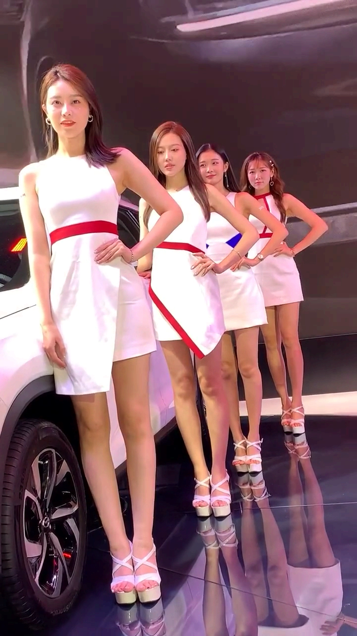 四大车模美女站一起 各有千秋
