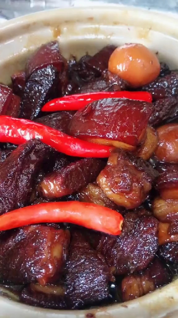 红烧肉里面加了鹌鹑蛋,红辣椒,香辣过瘾!