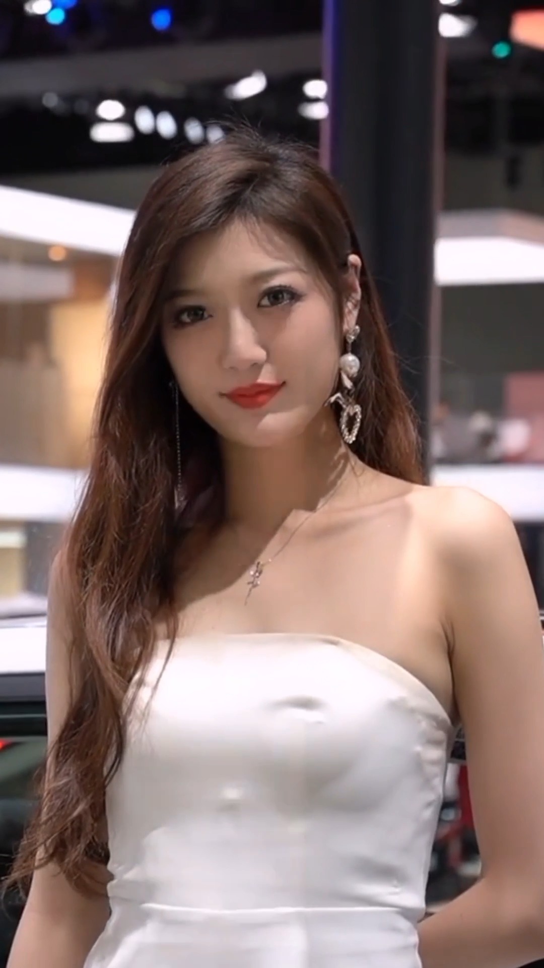 美女车模#白色仙女裙子气质小姐姐,长发飘飘,端庄美丽