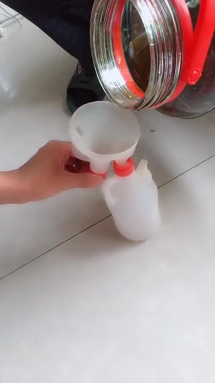 老爸真聪明,自制了一个漏斗,效果相当的好!
