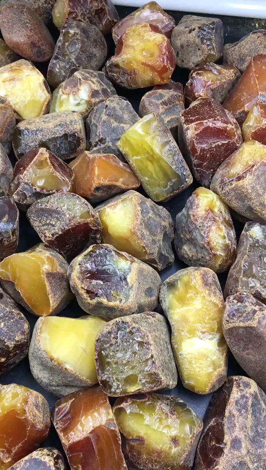 这是高手#乌克兰矿区的蜜蜡原石,个头大,饱满度高,颜色美美哒,可以