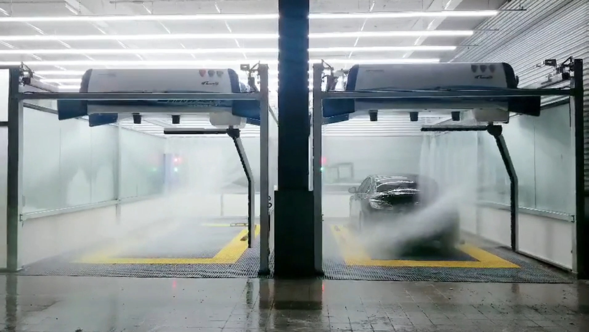 小区地下室安装的全自动电脑洗车机,可以通过线上扫码洗车,洗车中途可