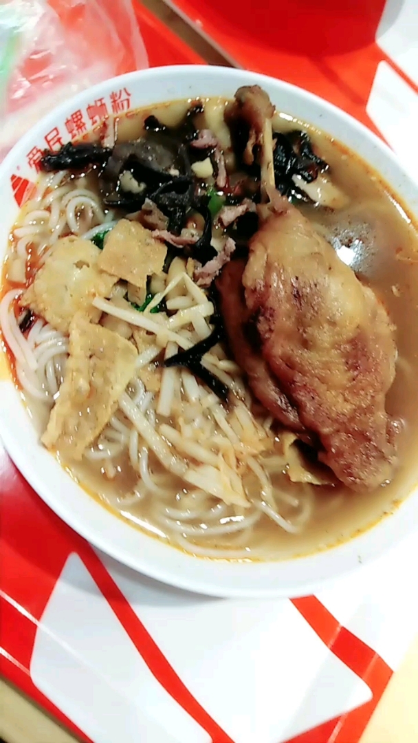 爱民螺丝粉哎呀呀香, 情不自禁鸭腿一大口
