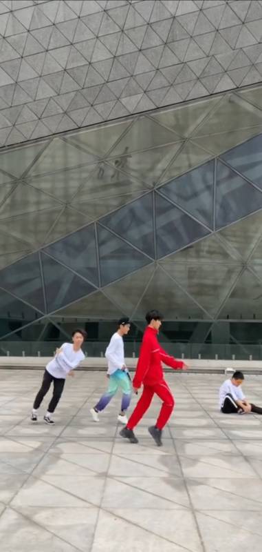 霹雳舞#太空步教学 80年代一个很火的步伐,你学会了吗?-度小视