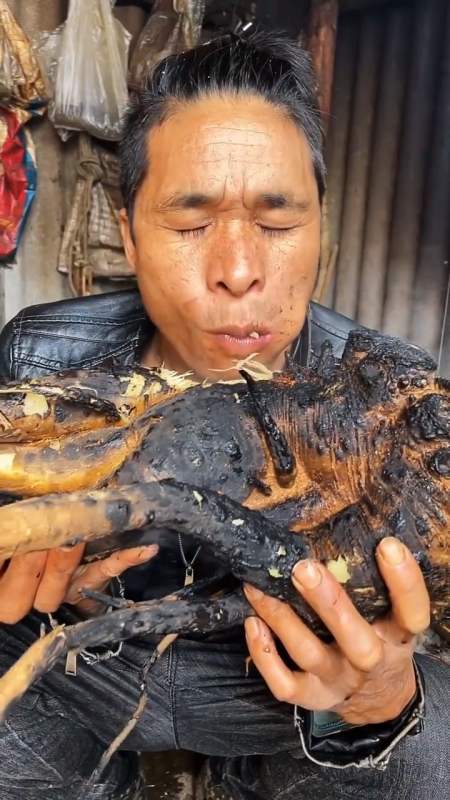 我要上热门#火烤野人惨飘香的味道!-度小视