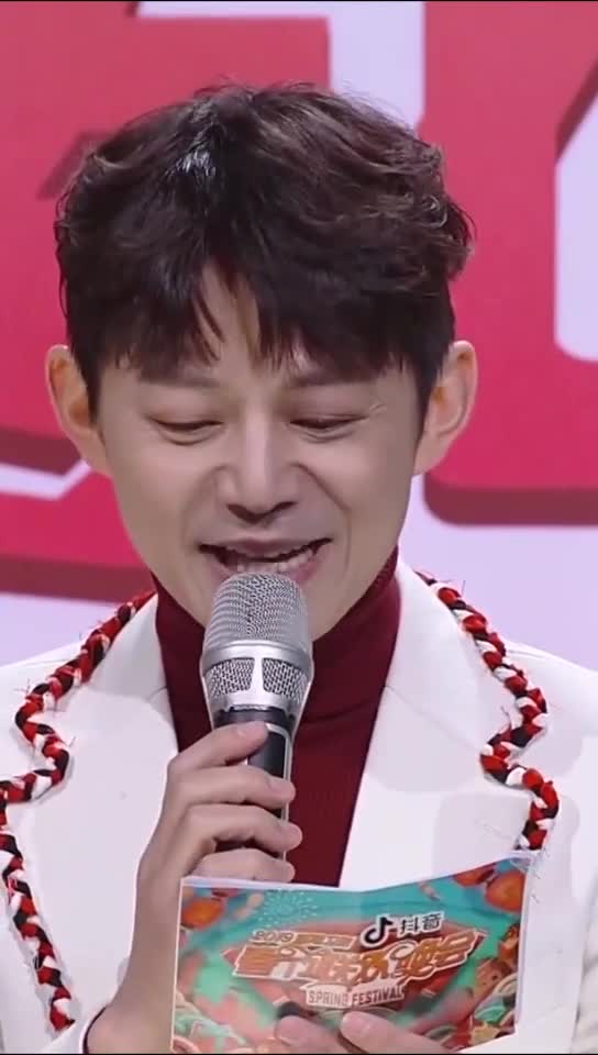 何炅嘴瓢,,何老师好可爱,微博调侃:请注意多夸低音少聊嘴瓢,最后还有