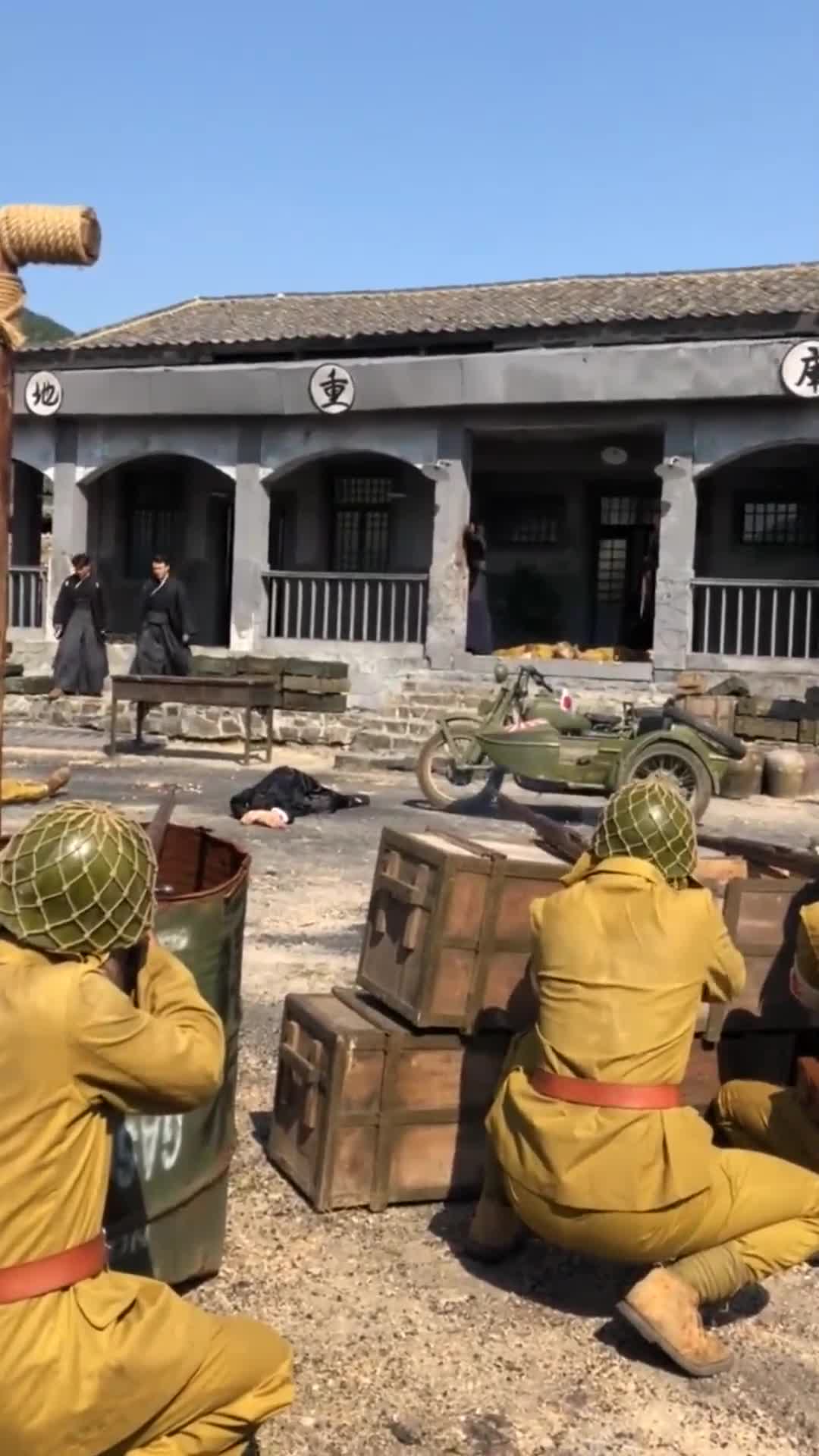 实拍拍戏现场,小鬼子竟举枪射击日本人,这是自相残杀呢-度小视