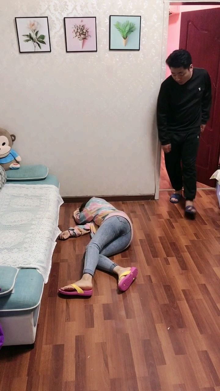 假装晕倒 看老公啥反应,结果太气人了