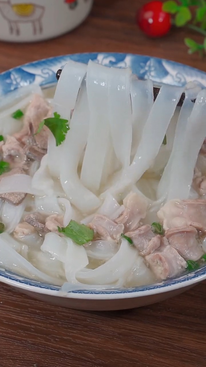 广东人偏爱的猪杂汤河粉简单易做早餐少不了啊