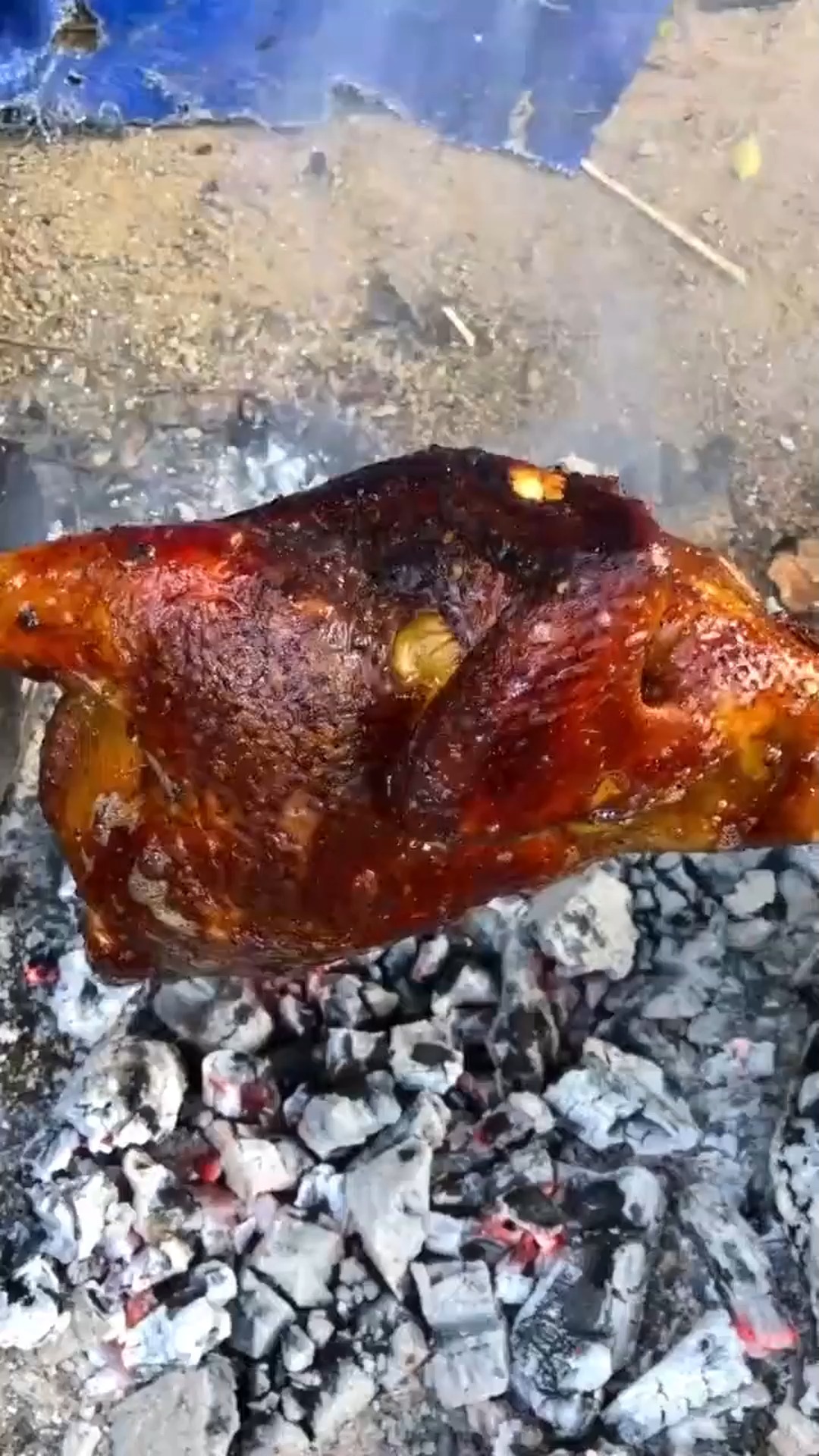 大哥野外做手撕烤鸡,现烤现吃真过瘾,叫上朋友一起大快朵颐