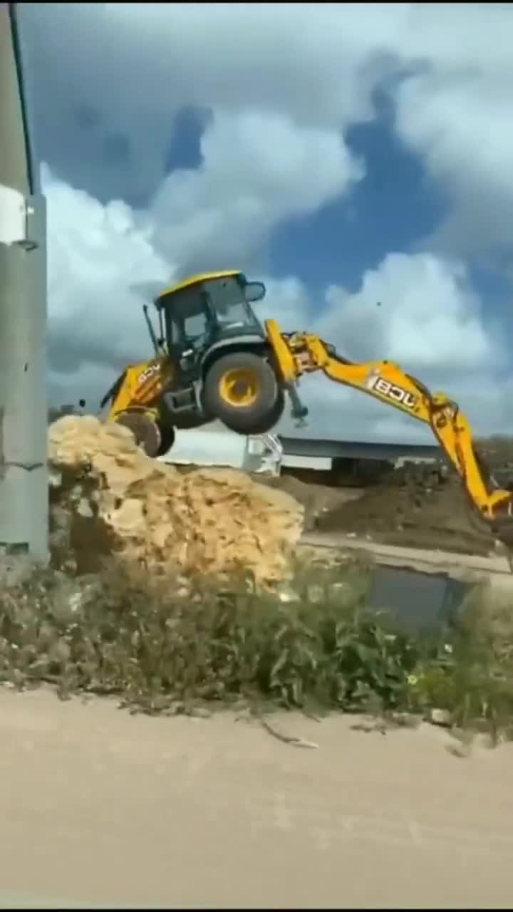 挖掘机把自己托到半空中,这是什么操作