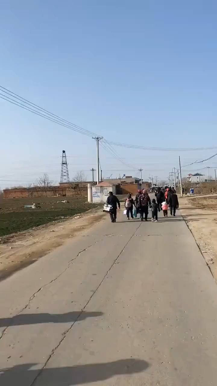 村口集合 响应国家号召,积极配合,不添乱,国家为人民,人民也要为国家