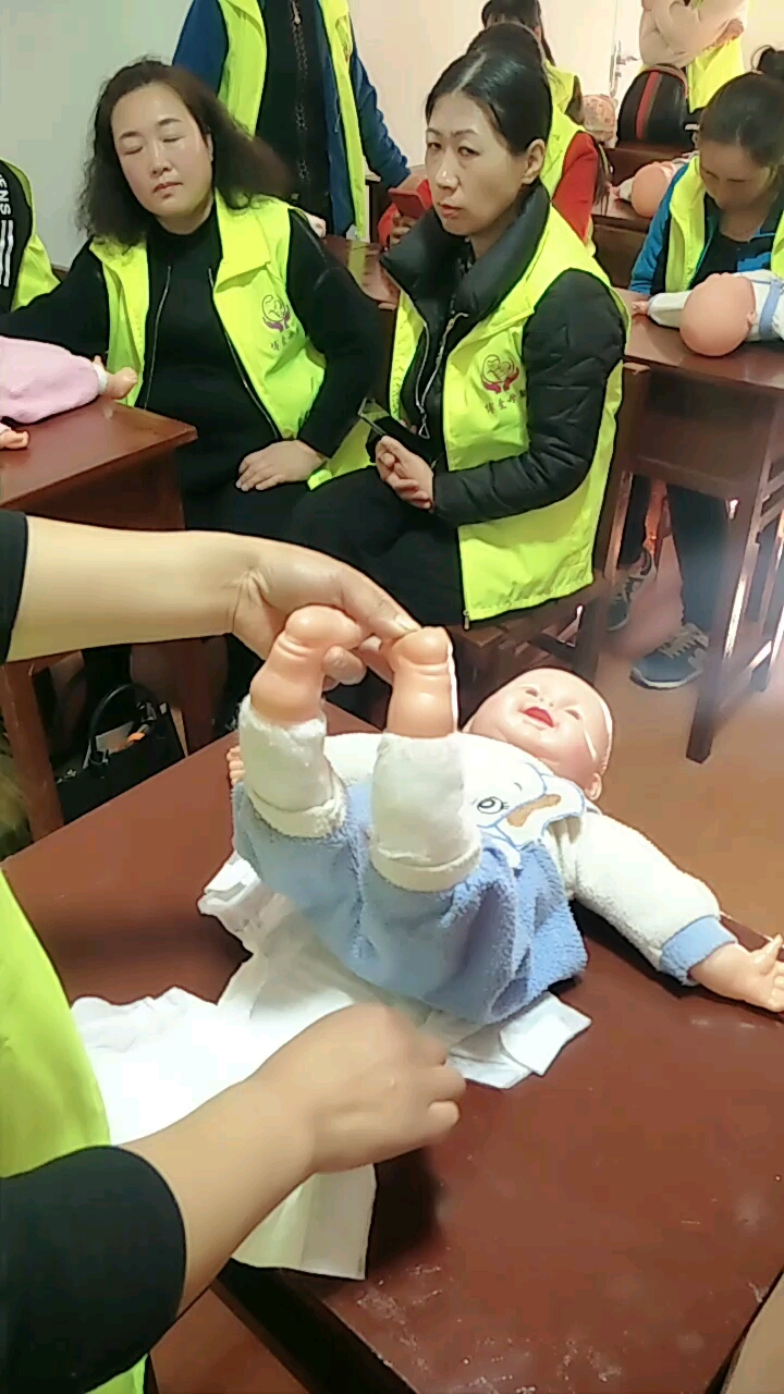 穿脱纸尿裤实操演习