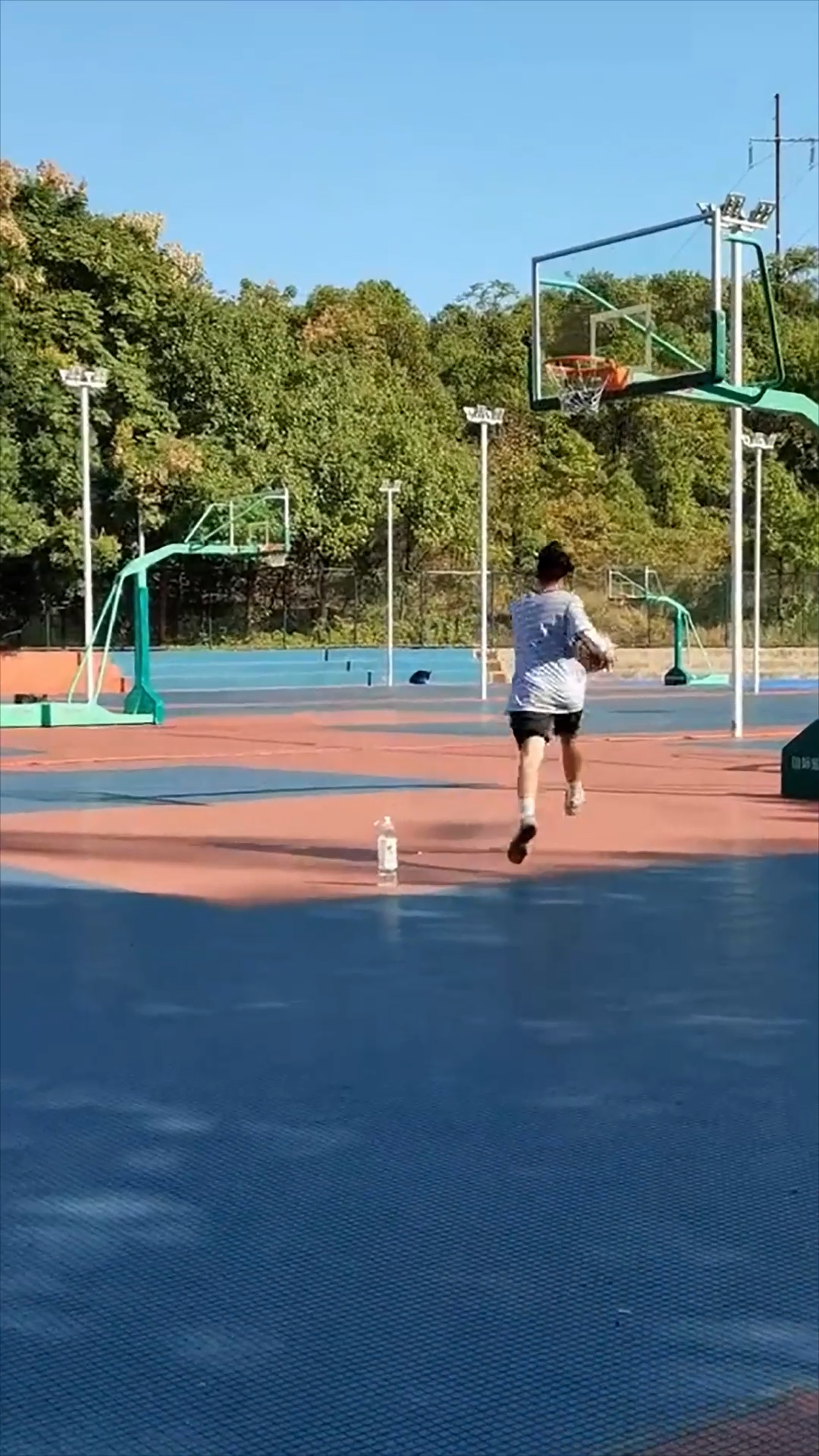 女生的三步上篮,也太可爱了吧~哈哈哈