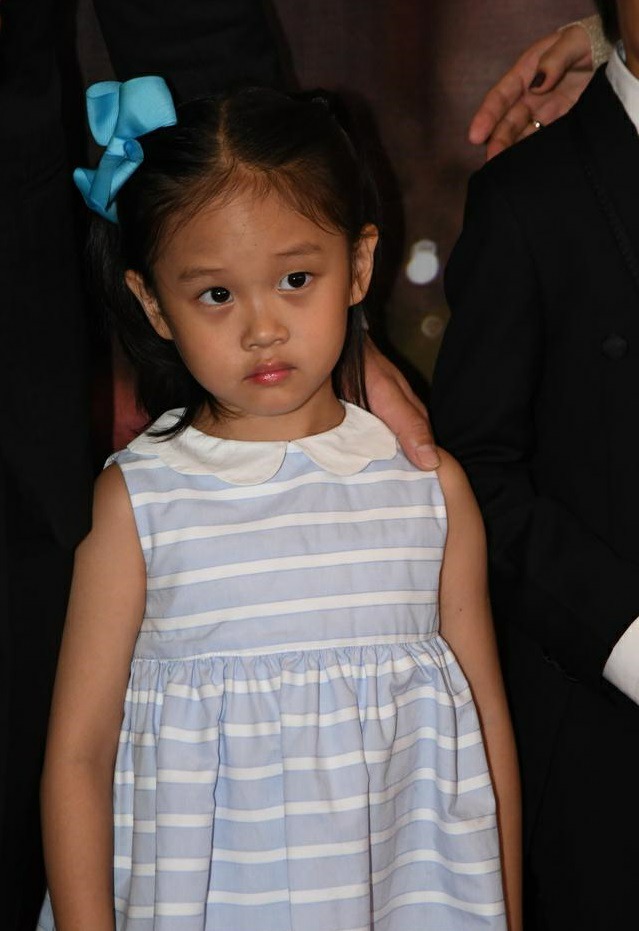 邓超的女儿小花妹妹终于露脸啦!