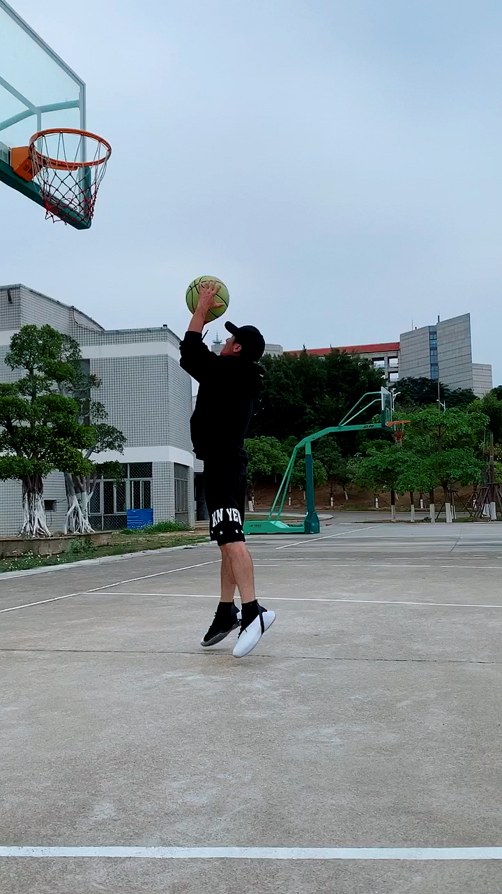 篮球#拉杆那一下像级了腿抽筋