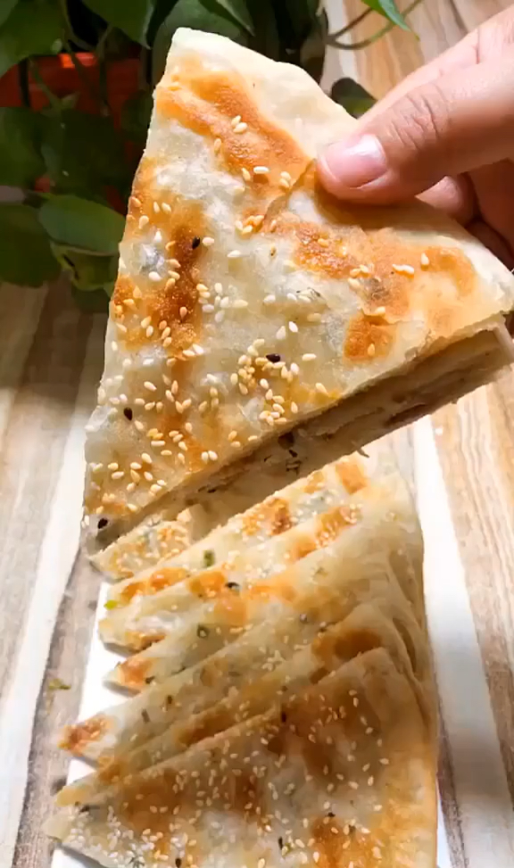 饺子皮做葱油饼千层饼图片