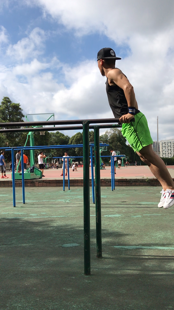 双杠训练屈臂撑