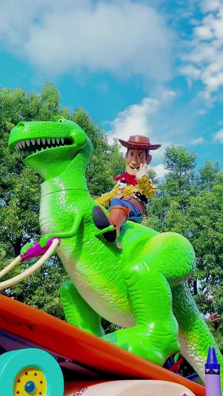 胡迪骑着他的抱抱龙来了#上海迪士尼#上海迪士尼乐园#上海迪士尼度假