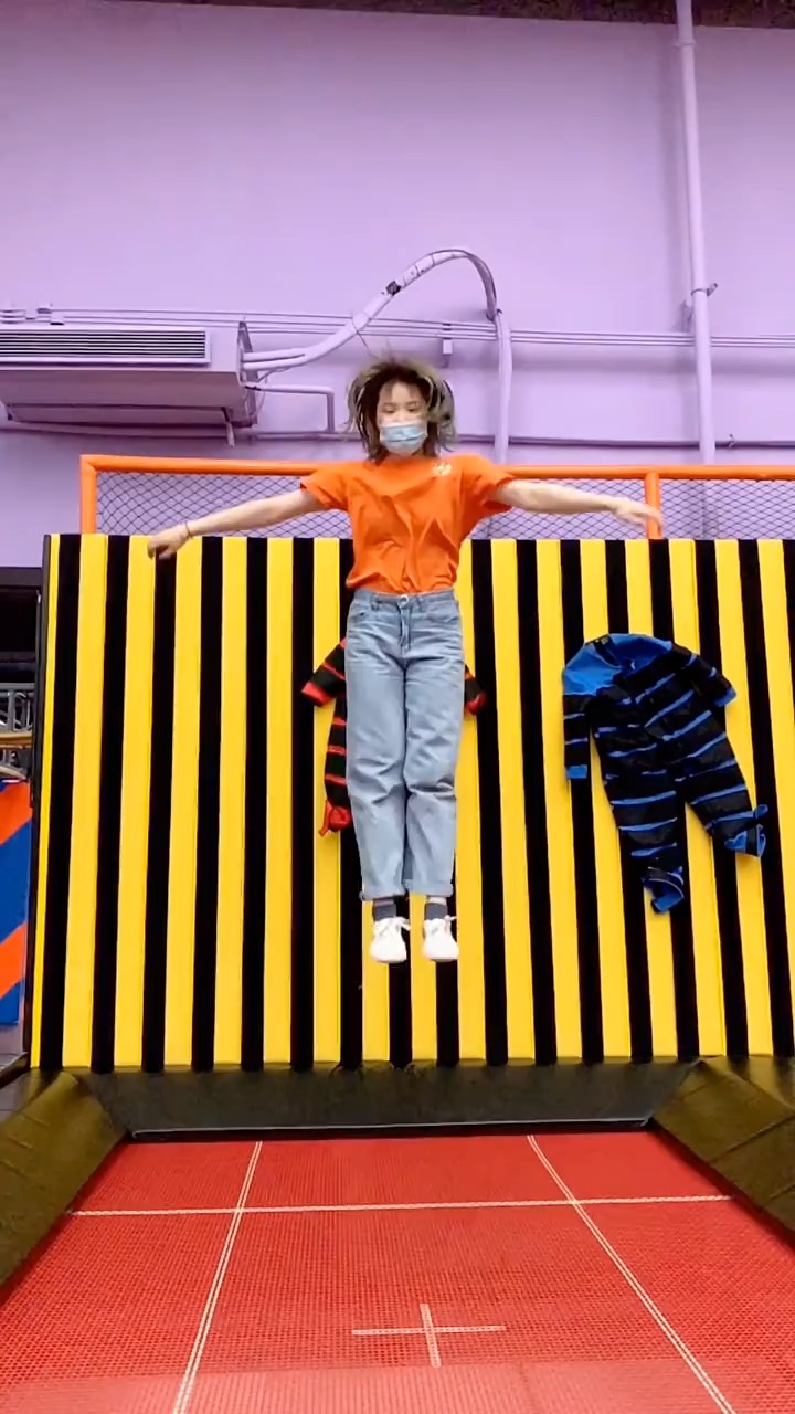 网红蹦床看点多#解锁蹦床拍照新技巧,你也来试一下吗