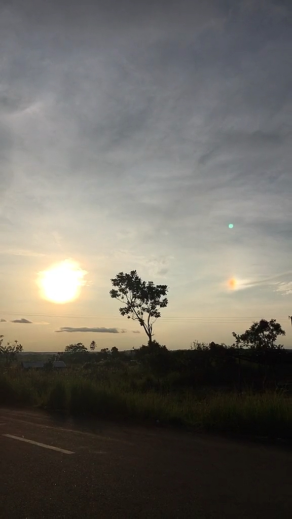 非洲旅行家#这个是什么自然现象,看着西边的天空出现两个太阳