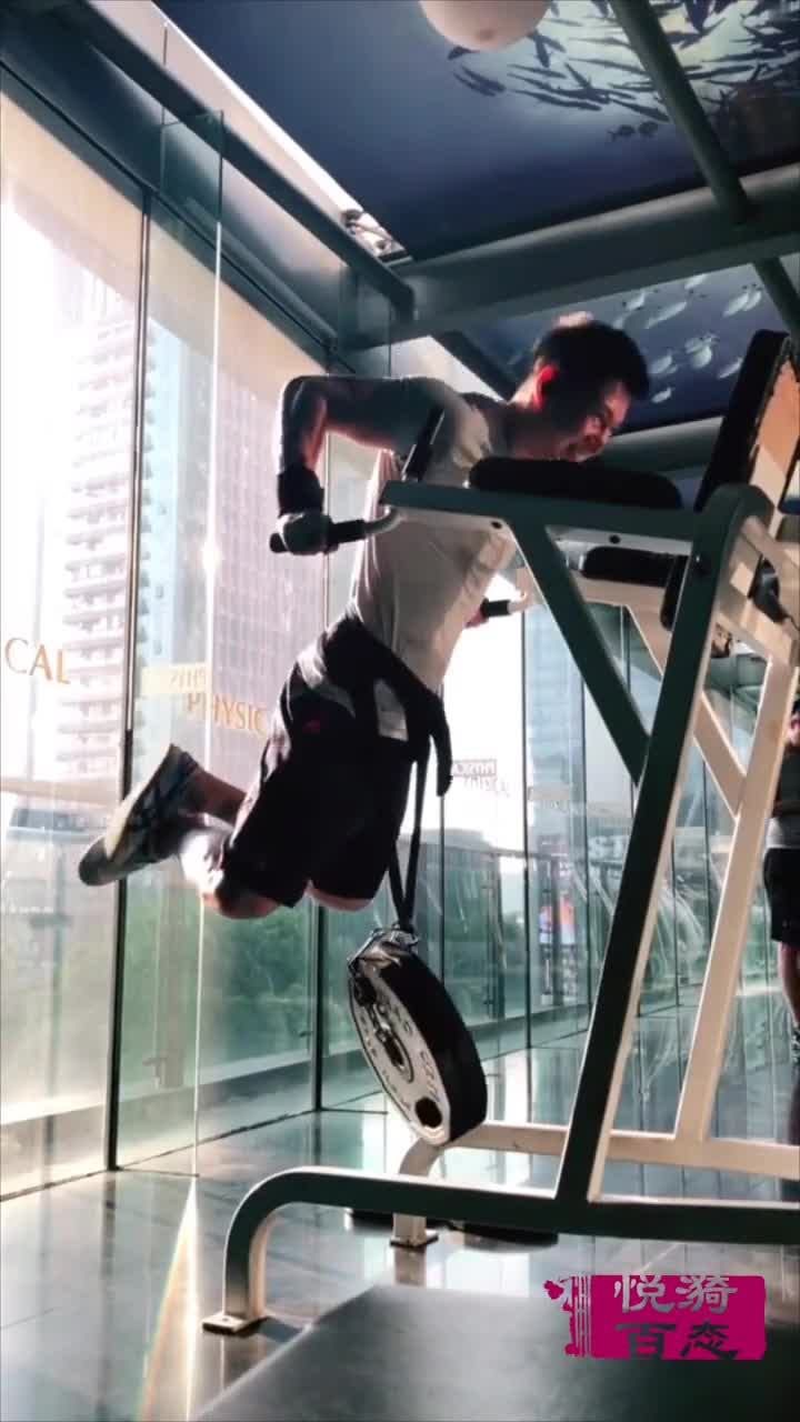 肌肉男负重健身,臂部力量应该很强,男友力十足哦!