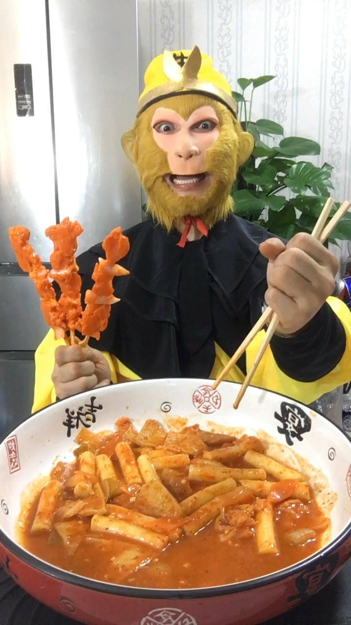 猴哥爱美食,超辣年糕锅.