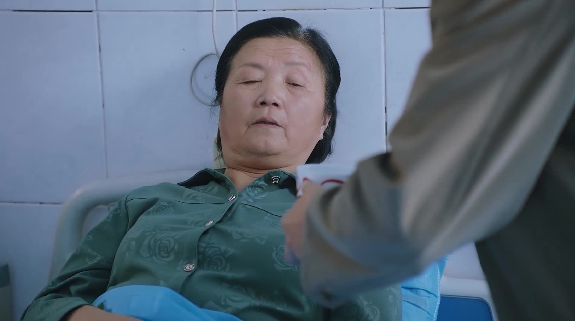 遍地书香:李焕荣嫌弃儿子离家太远,自己生病都来不及照顾-度小视