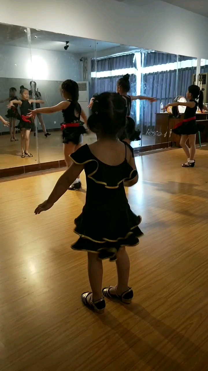 对舞蹈的激情是会传染的.看我的电动小马达!