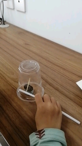 摩擦静电和正负极吸引排斥科学小实验 吸管和毛巾摩擦产生静电-度小视