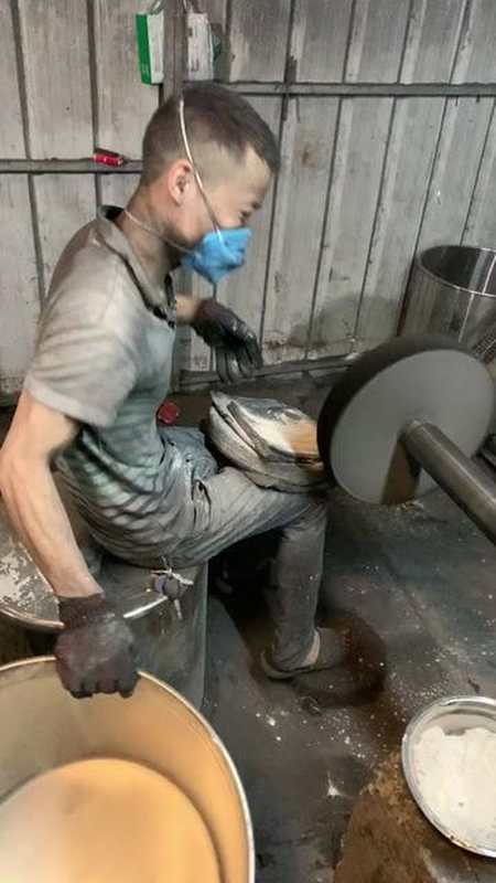 每天的工作就是给不锈钢桶抛光