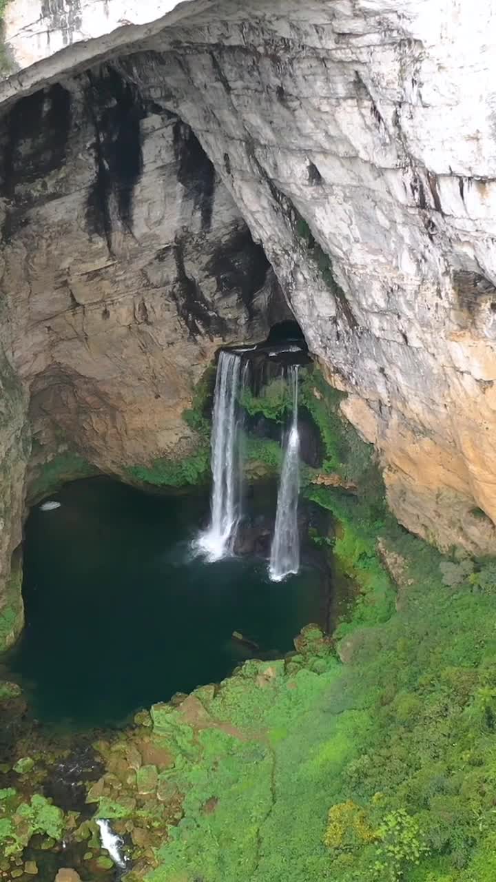 贵州发现一山洞瀑布水不知从哪里流来真是仙境啊