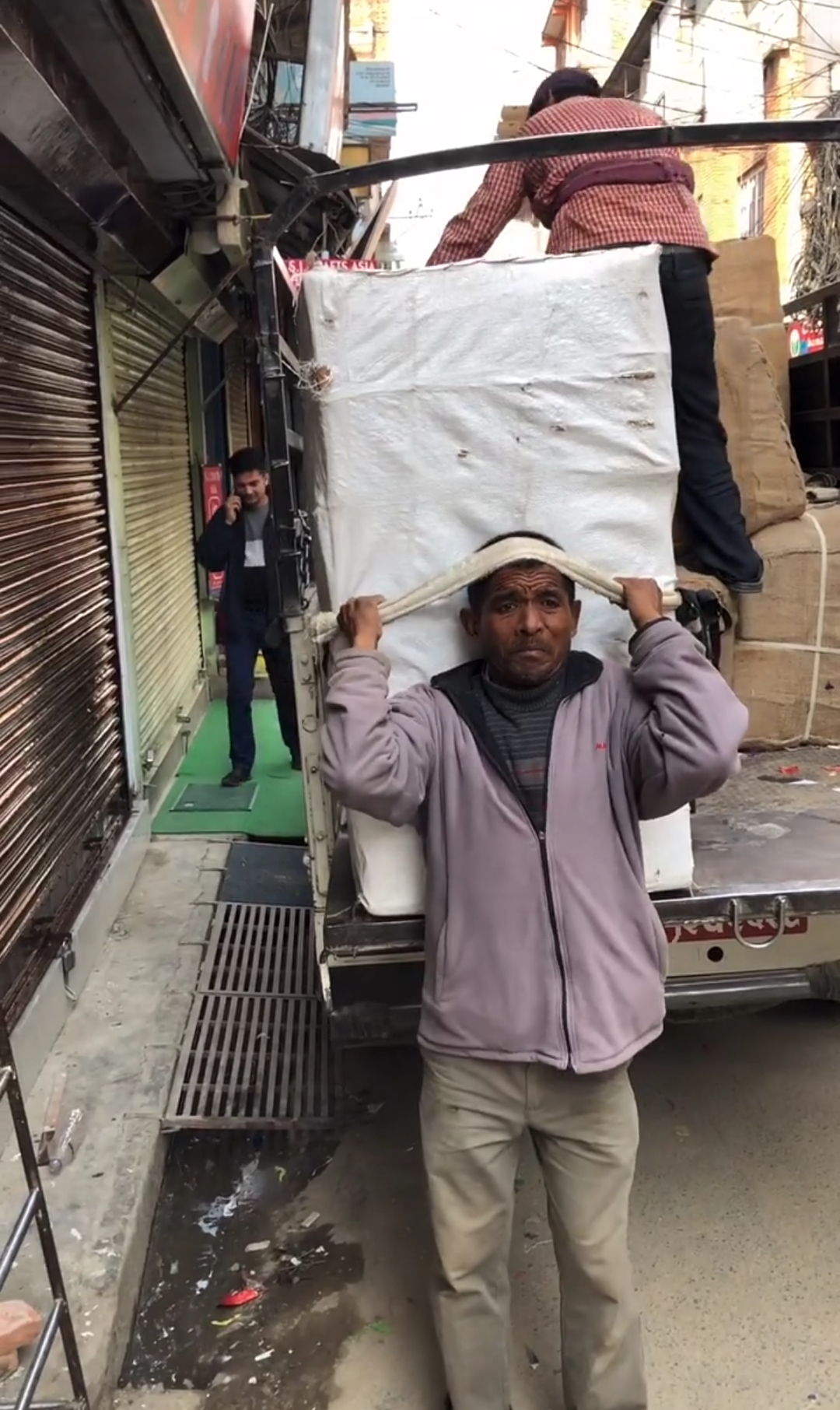 在印度劳动力是非常廉价的!只需要不到30块钱今年把家搬完