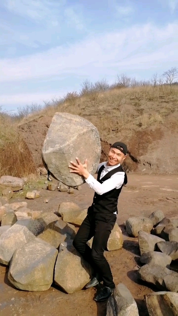 大力士举大石头诀窍