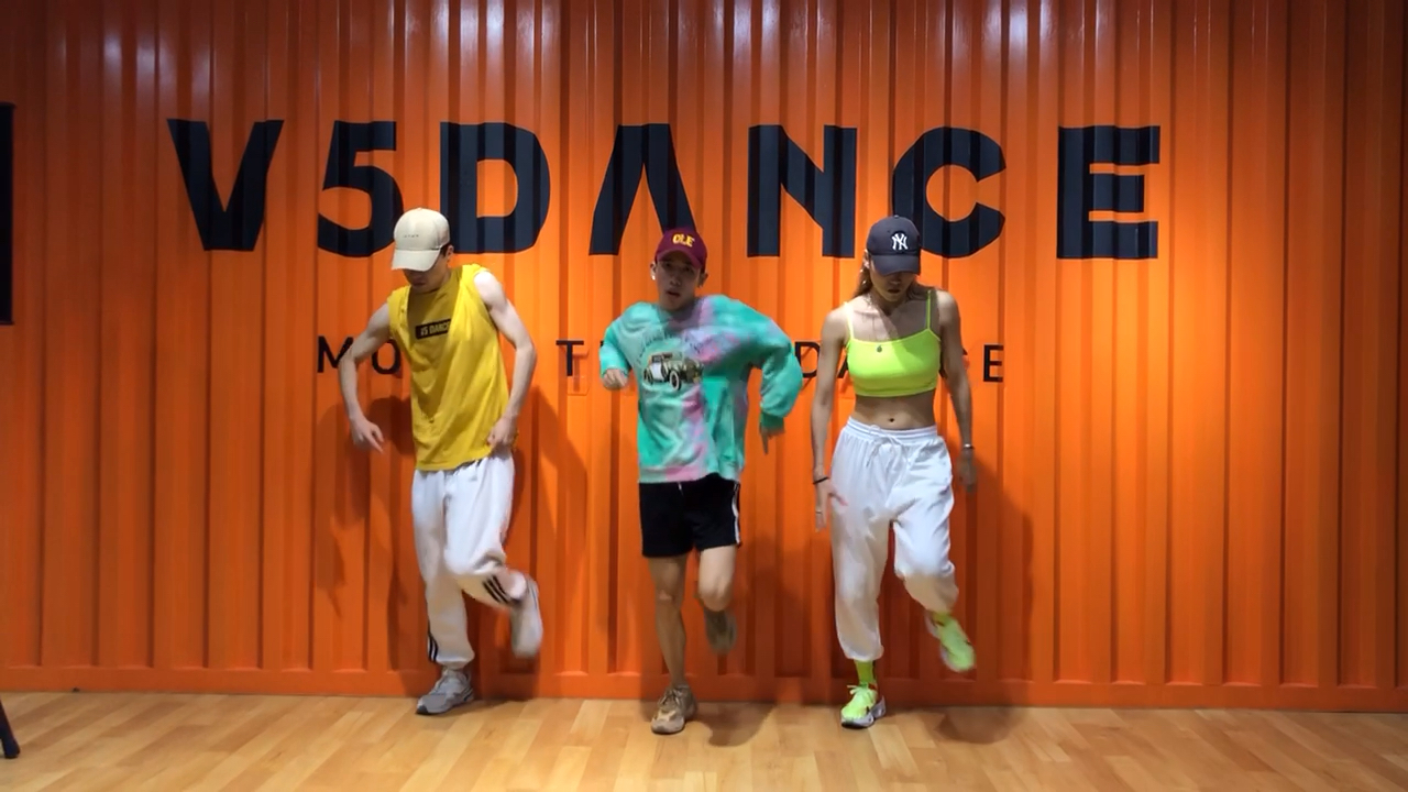 舞蹈#神曲降临《野狼disco》,全场动作必须跟我整齐划一#全民小助 