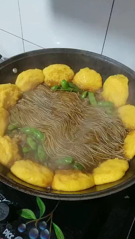 豆角粉条大饼子,一锅出来了,你喜欢吃哪个?