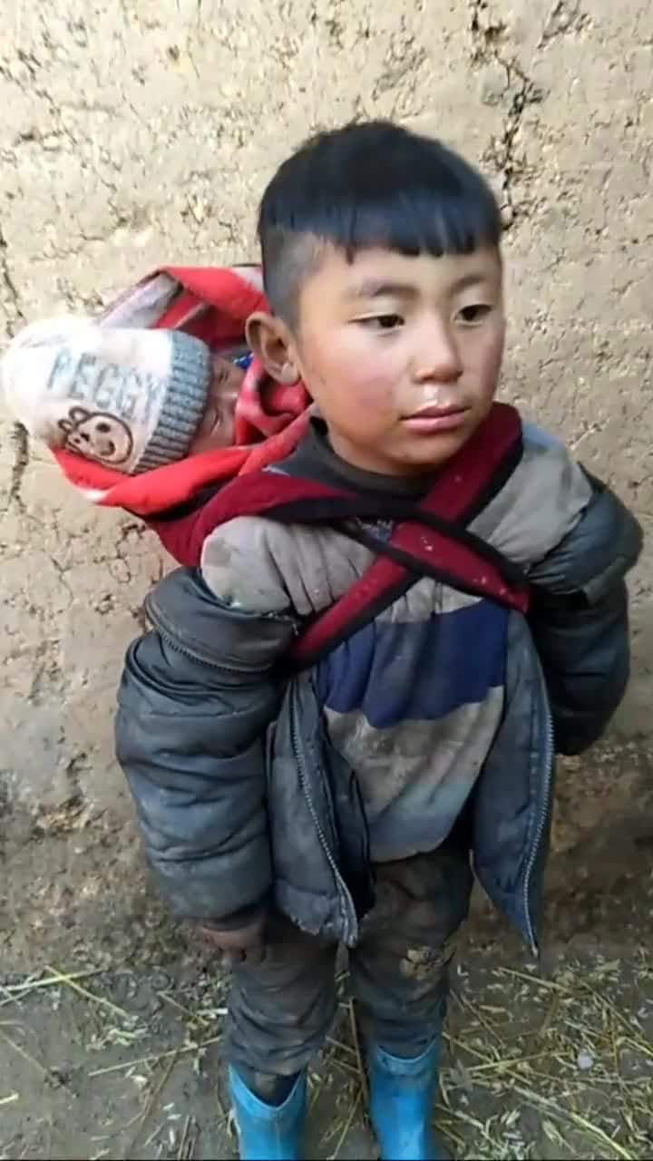 一句"穷人家的孩子早当家"背后藏着多少心酸这一幕让人泪目
