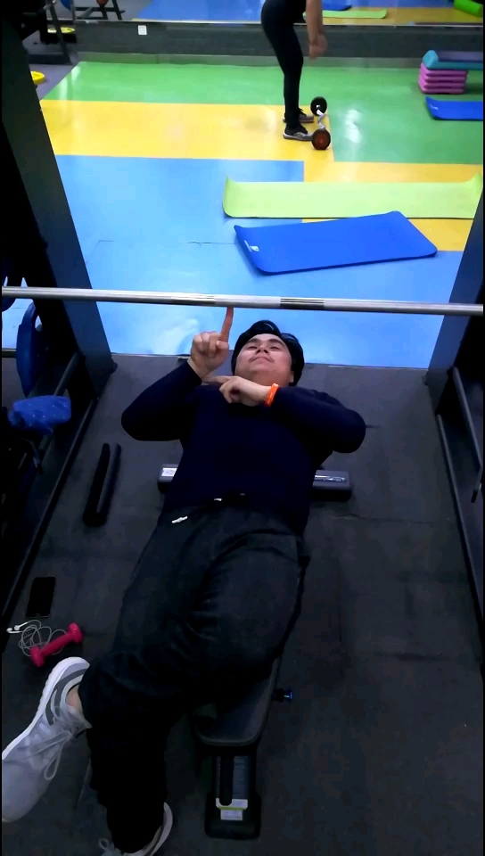 全民小剧场#健身房发现搞笑单指卧推