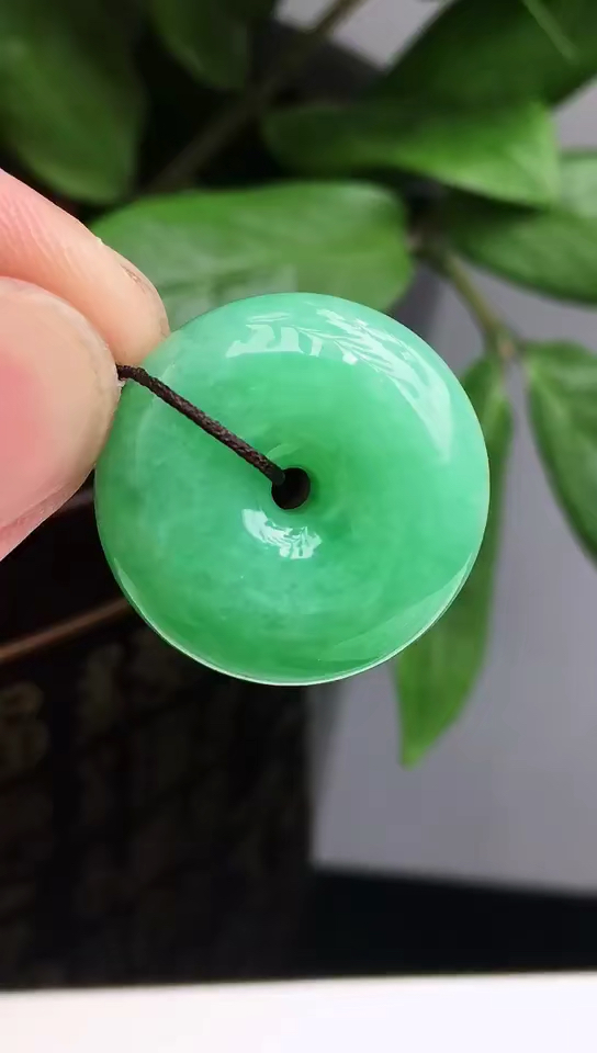 缅甸天然a货翡翠精美水润绿色平安扣玉质细腻