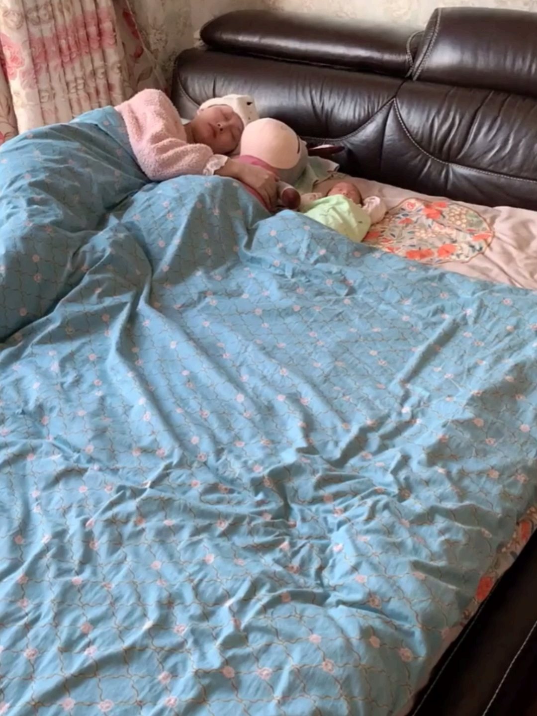 全民正能量#闹钟一响赶紧起床,一看咋抱错宝宝了有同款妈妈的没有?