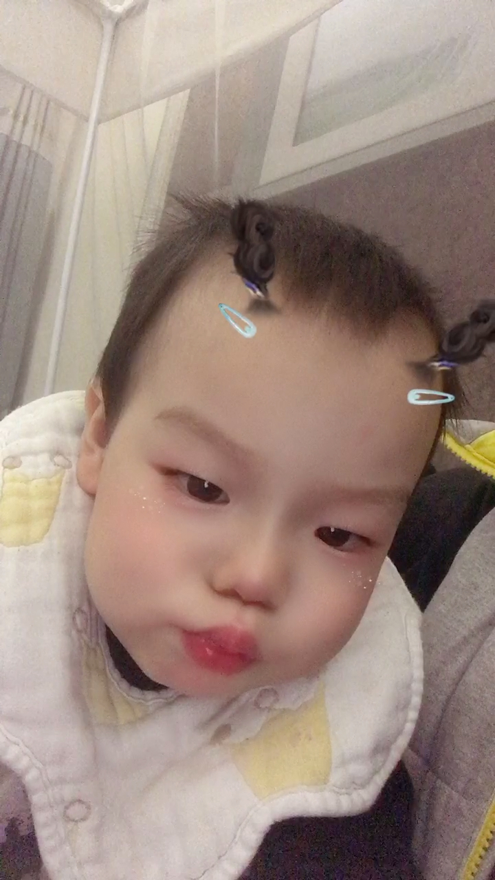 搞笑萌娃#嘟嘴又卖萌?