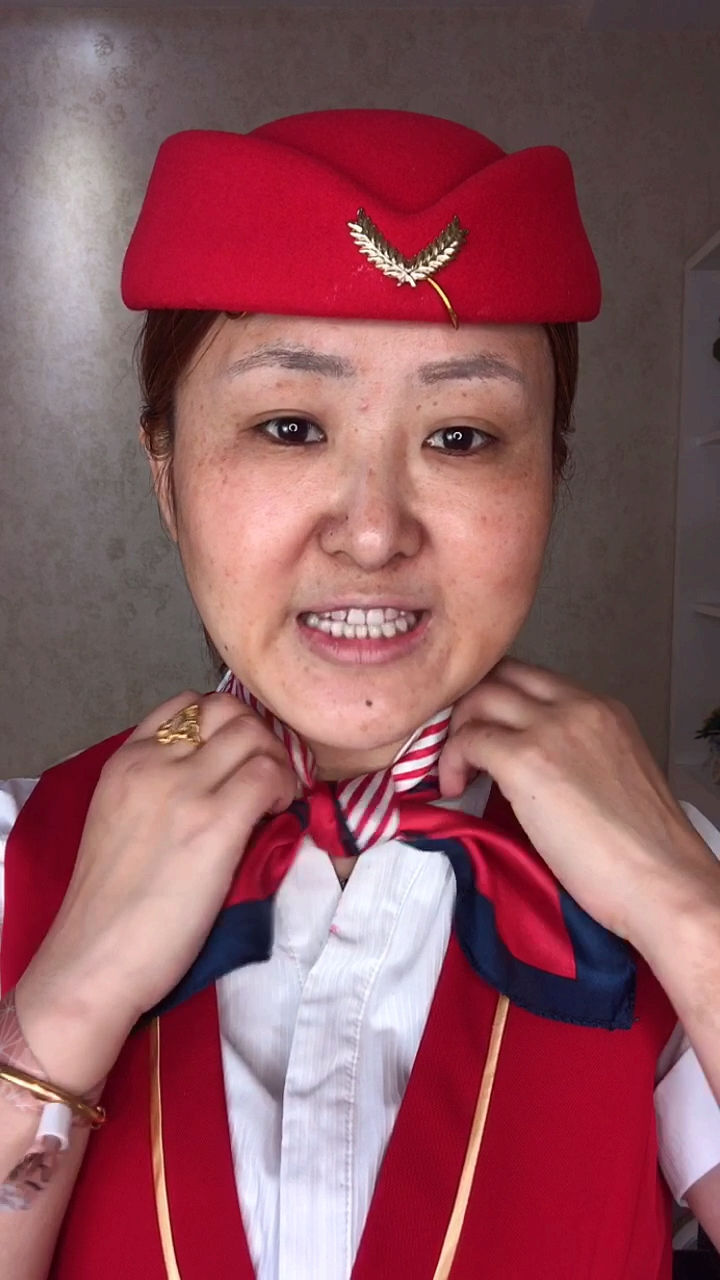 空姐上班小女儿嫌弃丑,火速化个妆小女儿惊呆了