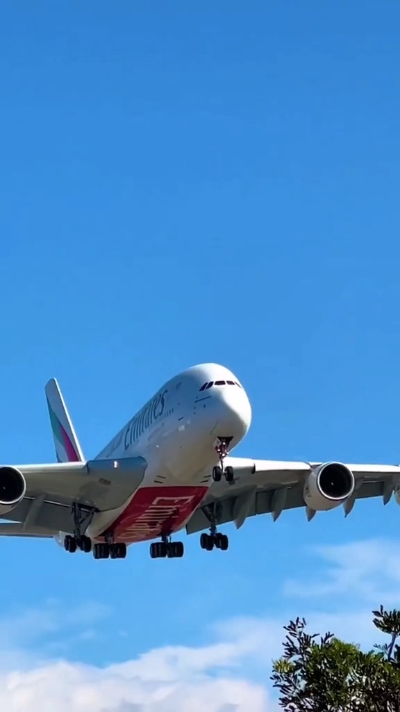 阿联酋航空a380从头顶飞过,宽达80米翼展大翅膀铺垫盖地迎面呼啸