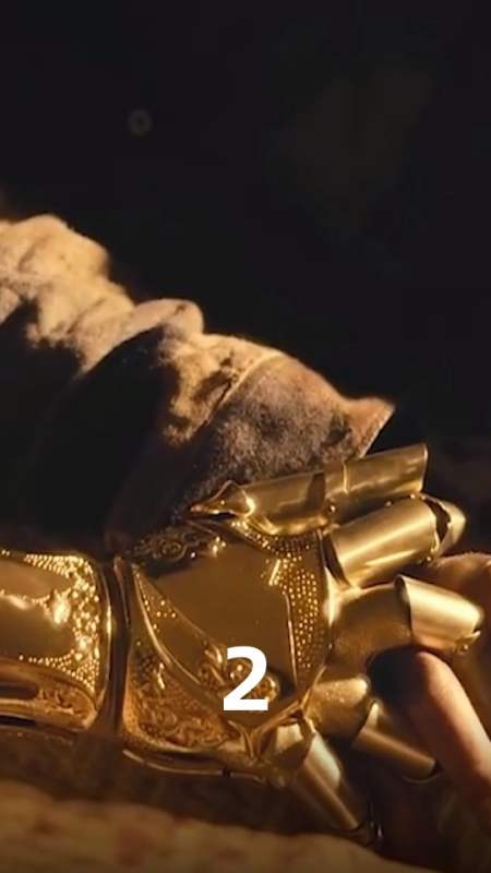 小伙用黄金为妻子打造手臂,多年后又将其挖出.