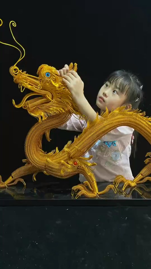 全民手艺人#不愧为龙的传人,小姑娘手工编织"金龙",栩栩如生